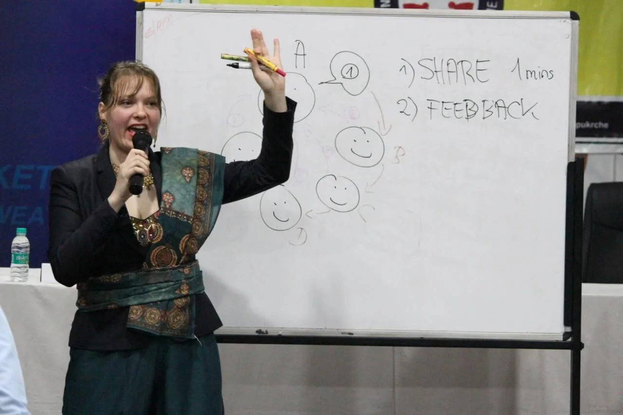 Christina Wessendorf — als Ehrengastrednerin an einer Universität in Indien, während einer Facilitation.